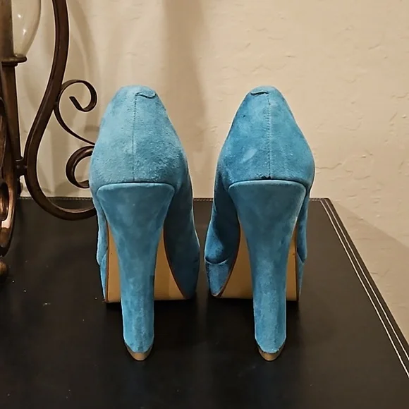 New Aqua Platform Pumps, Size 5.5 by CHINESE LAUNDRY - Picture 3 of 4